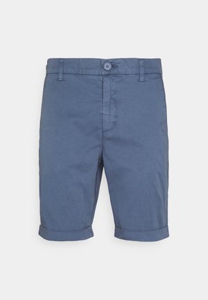 Shorts en coton bleu avec fermeture à bouton, devant plat, deux poches latérales et ourlets retroussés. Texture lisse, design ajusté, sans motifs.