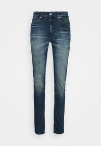 Jeans slim-fit blu scuro con dettagli di lavaggio sbiadito, cinque tasche e chiusura frontale con bottone e zip, esposti su uno sfondo bianco.