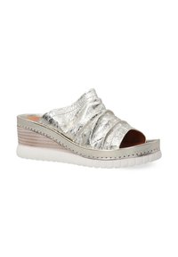 Zilveren metallic wigge-slippers met een gegolfd ontwerp, een open teen en een gestructureerde witte zool met een gelaagde bruine accent.