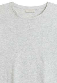 Jasnoszara, prążkowana koszulka z okrągłym dekoltem. Posiada fakturę materiału z delikatnymi poziomymi liniami. Metka informuje "ATLANTIC" oraz rozmiar "S."