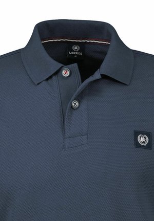 Marineblaues Polohemd aus strukturiertem Stoff, mit klassischem Kragen, zwei Knöpfen und einem Logopatch auf der linken Brust.