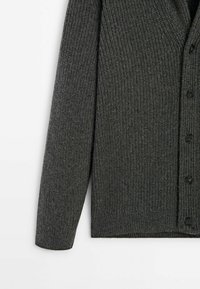 Cardigan en maille côtelée gris foncé à manches longues avec des boutons noirs sur le devant, présenté sur un fond blanc.
