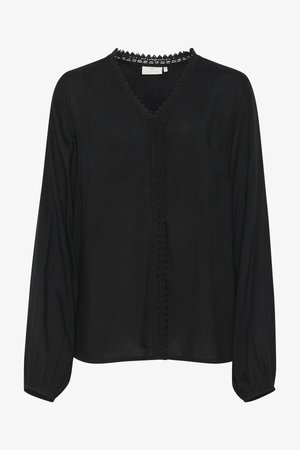 Sort langærmet bluse med V-hals og detaljeret blondekant langs halsen og fronten. Lavet af letvægtsstof med indsamlede ærmer.