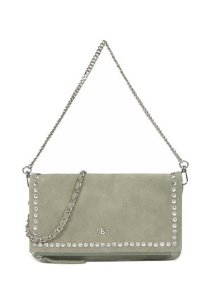 Pochette en daim gris avec une bordure de clous argentés et une bandoulière chaîne argentée, avec un petit logo « B » centré sur le rabat avant.