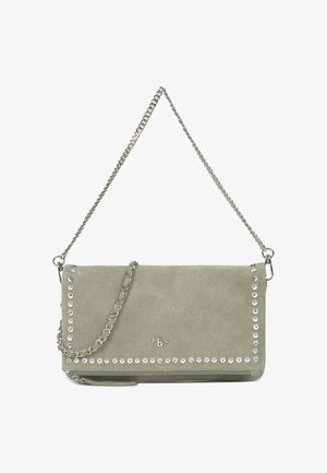 Pochette en daim gris avec une bordure de clous argentés et une bandoulière chaîne argentée, avec un petit logo « B » centré sur le rabat avant.