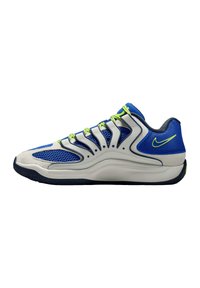 Nike tennisschoen met een blauwe en grijze mesh bovenkant, groene veters en accenten, en een dikke witte rubberen zool; beschikt over een gestructureerd ontwerp.