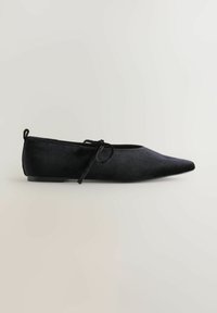 Balerini negre din suede, cu vârf ascuțit, accent cu fundiță și talpă plată, cu o textură netedă și un design minimalist.