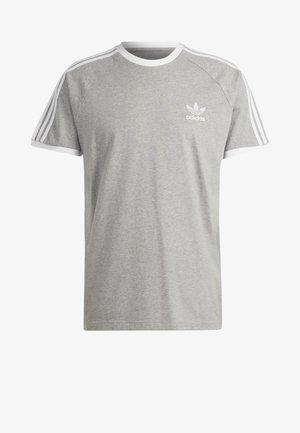 Szary t-shirt Adidas z białym okrągłym kołnierzem, trzema białymi paskami na rękawach oraz logo Adidas na piersi.