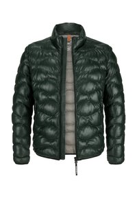 Dunkelgrüne Pufferjacke mit einem gesteppten Muster, mit einem Reißverschluss vorne, hohem Kragen und einem helleren grauen Innenfutter.