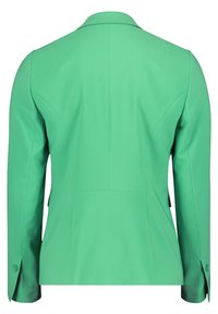 Veste blazer verte sur mesure avec une texture lisse, manches longues et un col cranté. Présente des détails de coutures le long du dos et des manches.