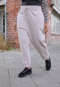 Nike Sportswear - STYLE PANT - Dresside alumine osa - diffused taupe Väikepilt 1