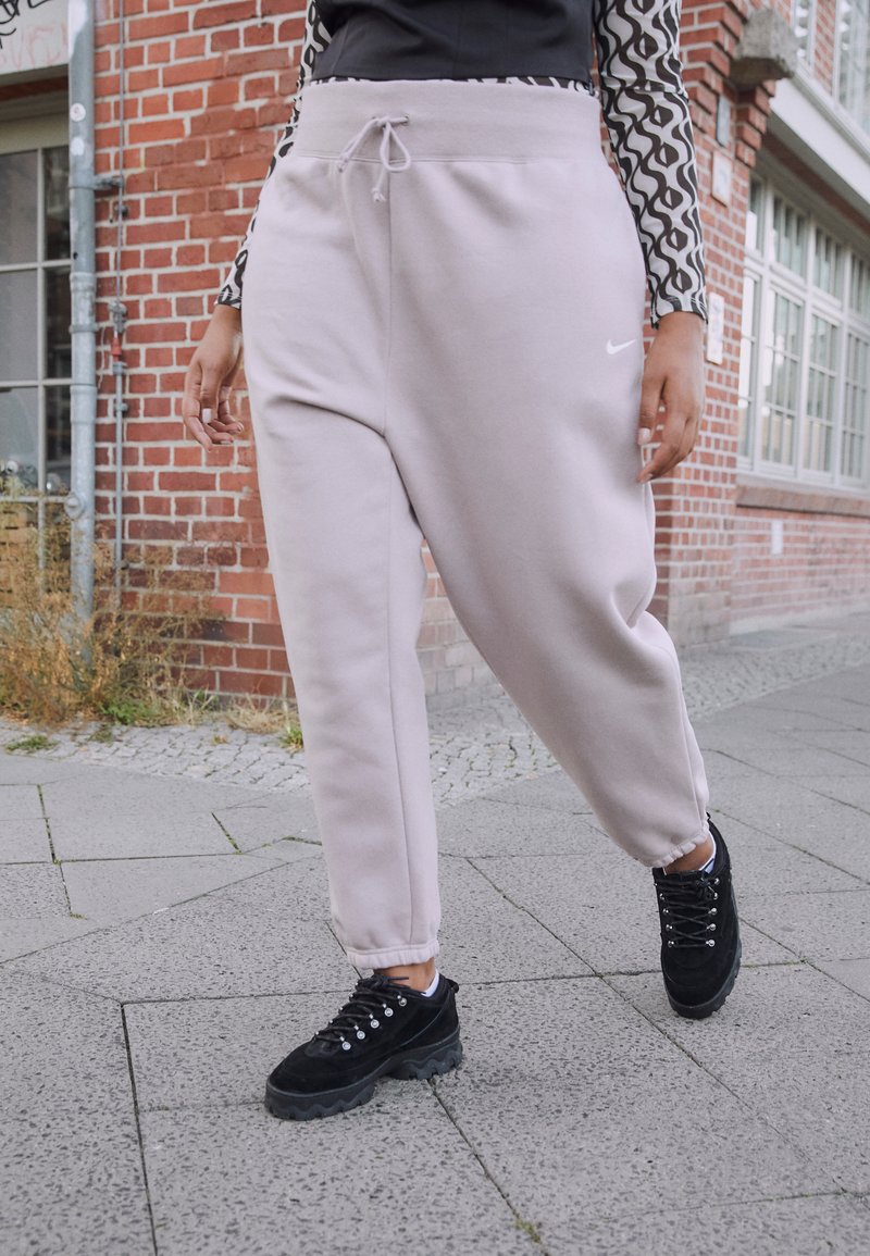 Nike Sportswear - STYLE PANT - Teplákové kalhoty - diffused taupe, Zvětšit