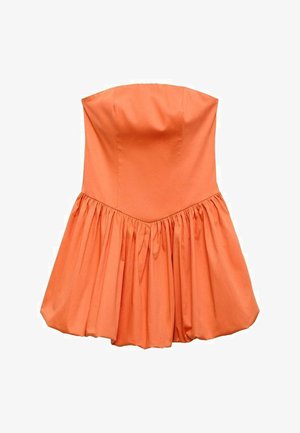 Hihaton oranssi mekko, joka on muotoiltu, ja siinä on kerätty helma. Valmistettu sileästä kankaasta, jossa on laskoksia vyötäröllä volyymiä varten.