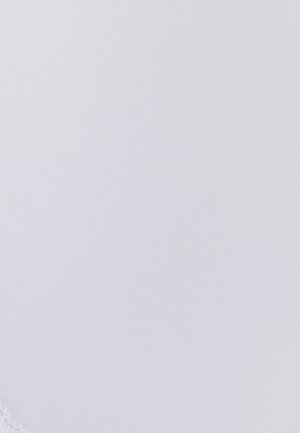 Tejido blanco sin costuras con una textura suave y un ligero patrón acanalado, diseñado para un ajuste suave y comodidad.