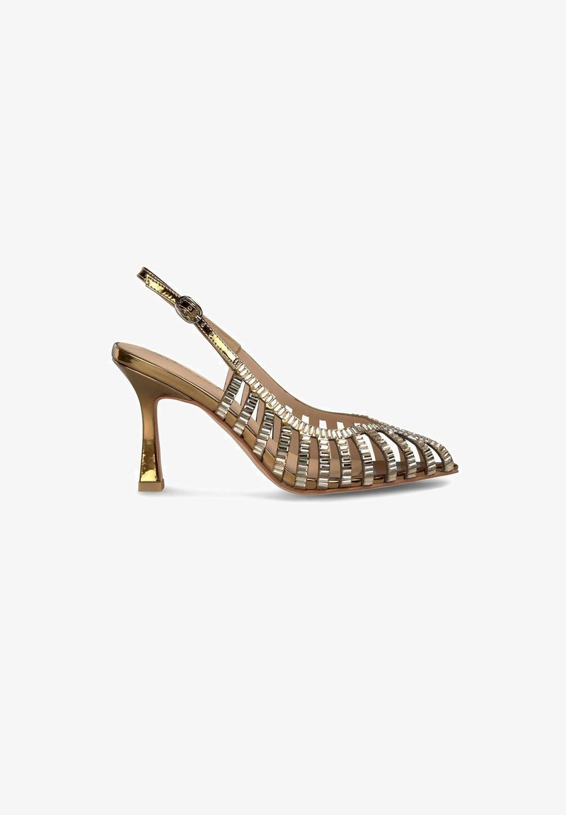 Scarpa con tacco alto e cinturino posteriore con finitura metallica dorata, caratterizzata da un design a strisce e accenti decorativi argentati sulla punta.