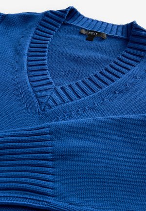 Blauer V-Ausschnitt-Pullover mit geripptem Halsausschnitt und Saum. Glatte Stricktextur, nahtloses Design mit kleinen Nähdetails. Markenetikett: NEXT.