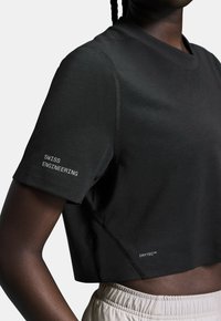 On ACTIVE - Lihtne T-särk - black