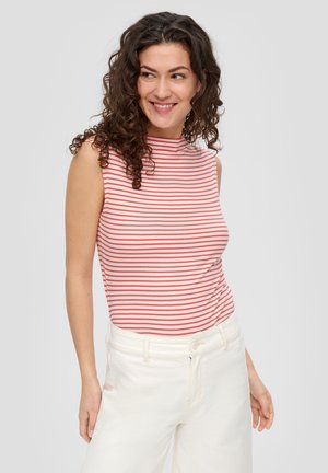 Débardeur rayé avec des lignes horizontales rouges et blanches, encolure haute et texture douce, associé à un pantalon blanc taille haute.