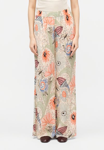 Vidbenede bukser med elastisk talje, der har et farverigt blomster- og sommerfugleprint i bløde pastelfarver.