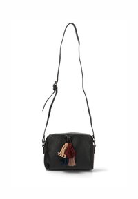 Bolso bandolera de cuero negro con forma rectangular, que cuenta con un cierre de cremallera y tres borlas coloridas como acentos.
