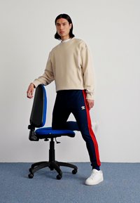 adidas Originals SST TP - Treniņtērpa apakšdaļas - night indigo/better scarlet