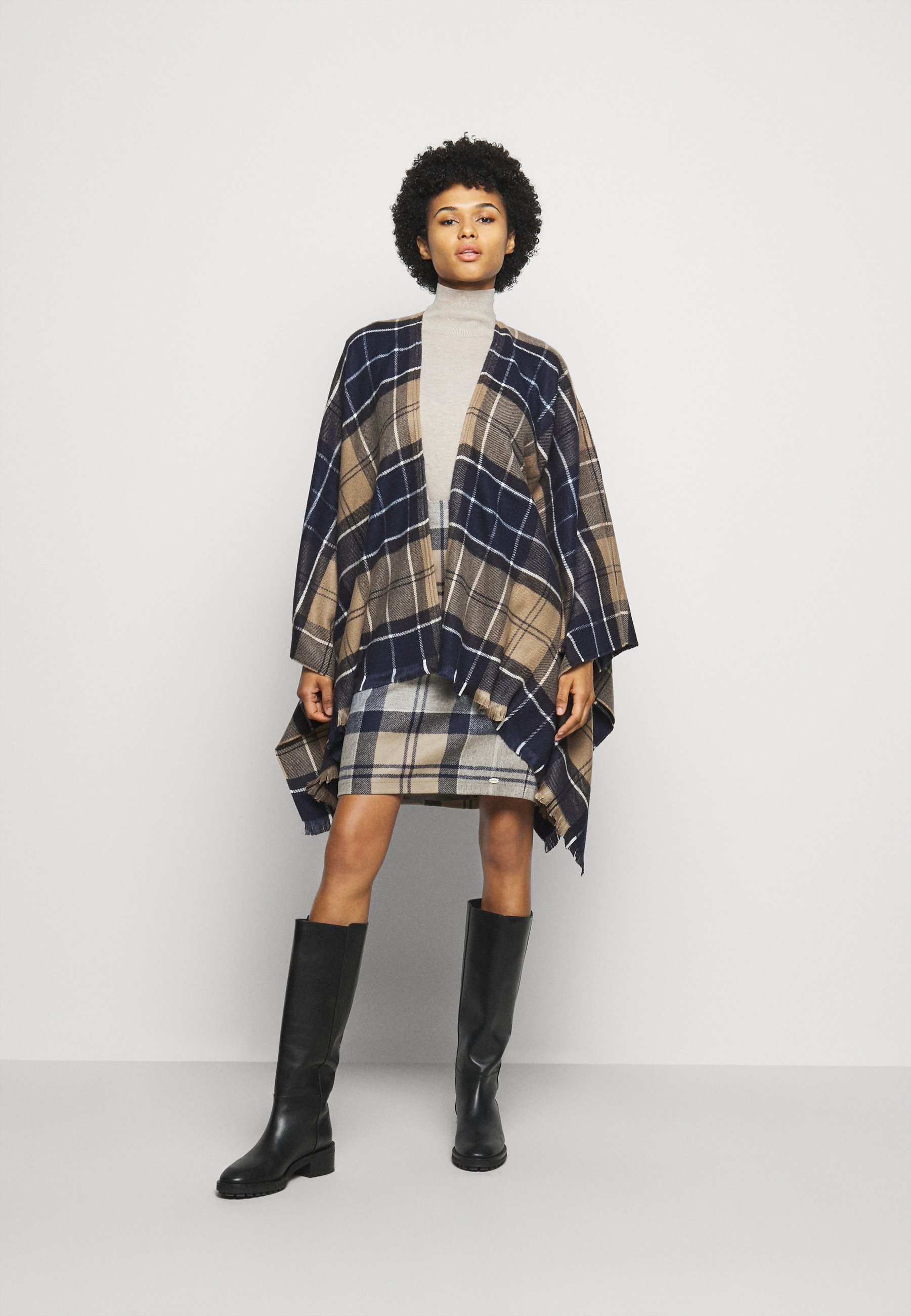 Women STAFFIN TARTAN SERAPE - Cape Women STAFFIN TARTAN SERAPE - Cape