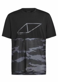 Čierne cyklistické tričko má šedé geometrické logo a textúrovaný kamuflážový vzor v odtieňoch šedej na dolnej polovici. Krátke rukávy, okrúhly výstrih.