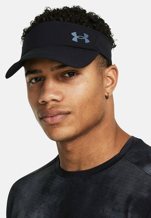 Svart sportvisir med bred brätte och Under Armour-logotyp i mörkgrått. Slät tyg med en figurnära design, bärs ovanpå en mörk tröja.