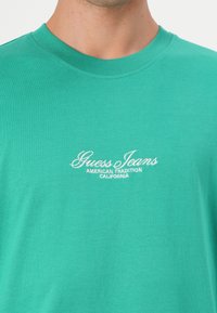 Guess Jeans TEE - Nyomott mintás póló - green leafs