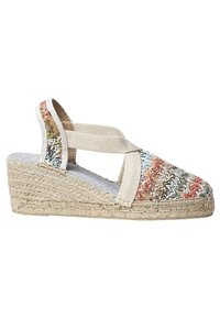 Espadrilles de cuña con un upper tejido multicolor, correas de tela en beige y una suela de yute texturizada con una altura de aproximadamente 5 cm.