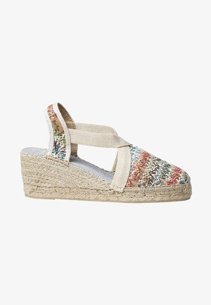 Espadrilky na platforme s viacfarebným tkaným zvrškom, béžovými textilnými popruhmi a textúrovanou jutovou podrážkou s výškou približne 5 cm.