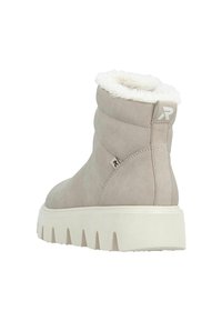 Bottines gris clair en daim doux, dotées d'un col en fourrure blanche pelucheux et d'une semelle épaisse blanche avec de profondes rainures pour une meilleure adhérence.