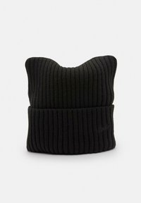 Zwarte geribde gebreide beanie met een omgeslagen rand en een kattenoorontwerp bovenaan; zachte textuur met een klein logodetail aan de zijkant.