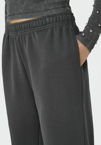 ONLY JOGGING NORMAL GESCHNITTEN MITTLERE TAILLE MIT SCHLAG  - Trainingsbroek - magnet