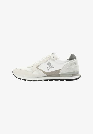 Weißer Laufschuh mit grauen Akzenten, aus strukturiertem Wildleder und Mesh-Obermaterial, mit Logo von Totenkopf und gekreuzten Knochen, sowie schwarzem Gummisohle.