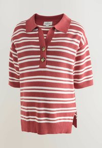 Haut de grossesse en tricot à manches courtes avec rayures horizontales rouges et blanches, col, deux boutons et fentes latérales.