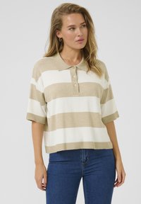 Kortärmad polo i ljusbeige med vita horisontella ränder, med krage, knappslå och ribbad fåll.
