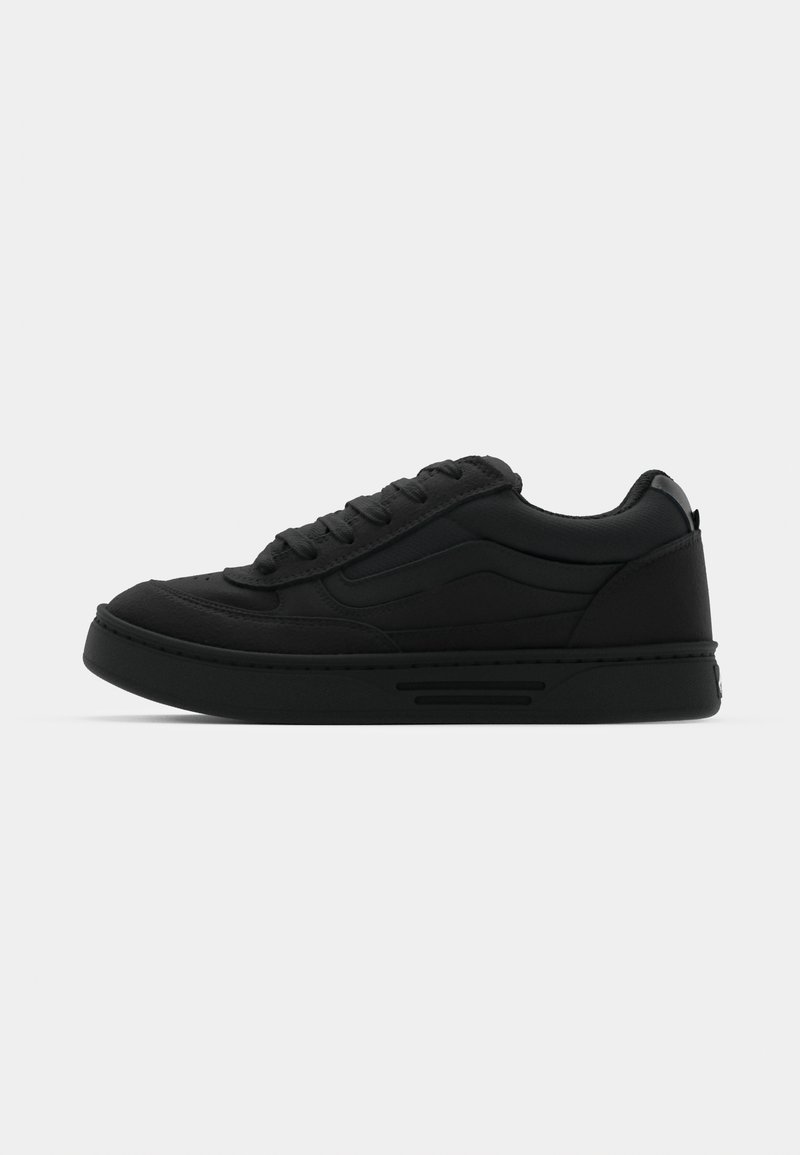 Czarne sneakersy z zaokrąglonym czubkiem, teksturowana skórzana cholewka, gruba podeszwa i płaskie sznurowadła. Zawierają boczne akcenty oraz widoczne detale szwów.