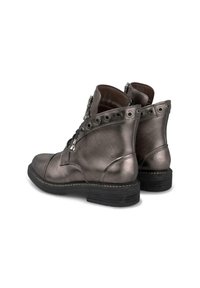 Botas de tobillo metálico gris fabricadas en cuero, con ojales redondos, cordones y un tacón bajo tipo bloque con costuras en contraste.
