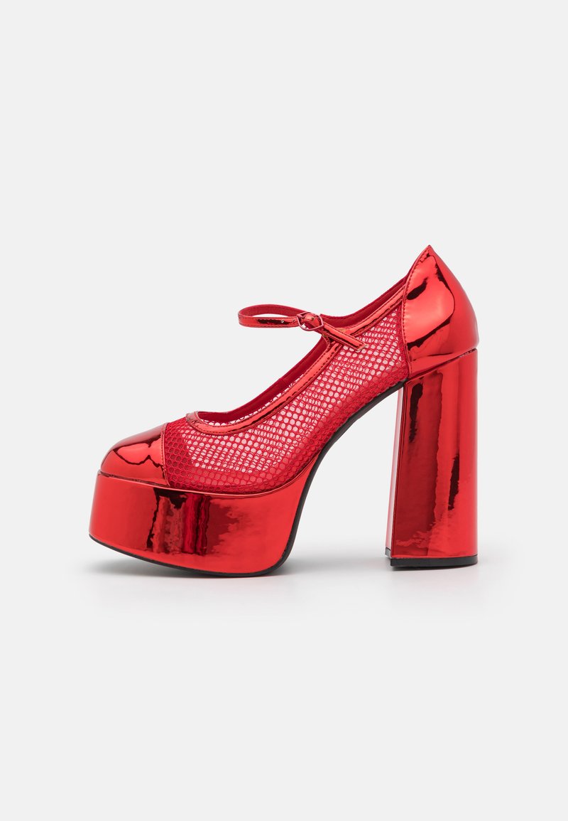 Zapatos de plataforma de charol rojo con detalles de malla, punta redonda, tirante en el tobillo y un alto tacón cuadrado. Acabado suave con una apariencia brillante.