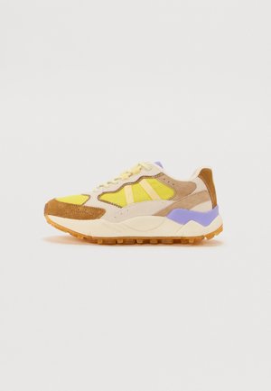 Sneakers con una combinazione di rete gialla, suede marrone e dettagli lavanda. Punta arrotondata, suola texturizzata e design con lacci frontali.