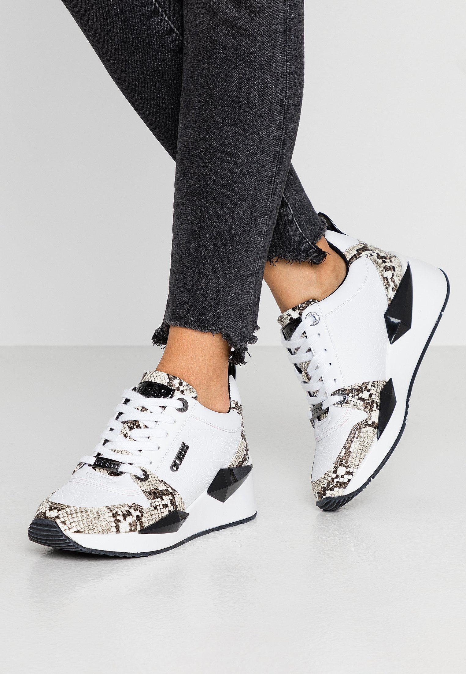 basket chaussette guess