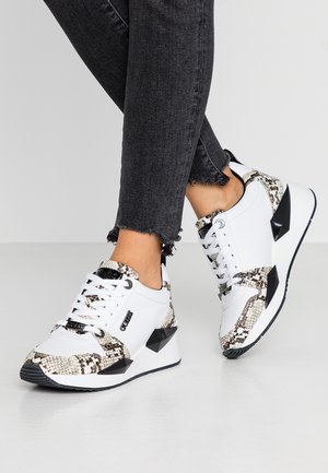 Guess TALLYN - Sportcipő - white, black