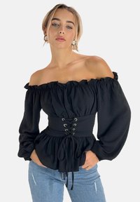 Sort off-shoulder bluse med rynket halsudskæring og lange pufærmer. Har en stram talje med snørredetalje og peplumkant.