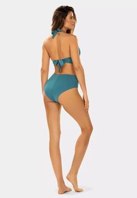 Bikini z wysokim stanem w kolorze turkusowym, z dekoltem halter zapewniającym zawiązanie z tyłu oraz gładką teksturą. Dół zapewnia pełne pokrycie i elegancki fason.