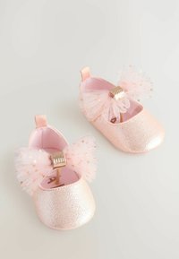 Rosa Glitzer-Balletschuhe mit Tüllschleifen und goldenen Akzenten. Weiches Material mit runder Form und gepolstertem Innenraum. Zwei Zuglaschen für einfaches Anziehen.