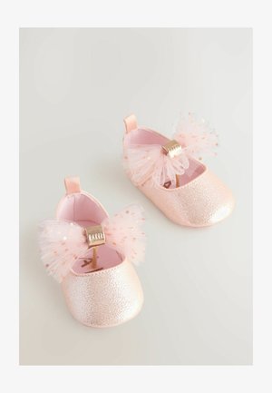 Rosa Glitzer-Balletschuhe mit Tüllschleifen und goldenen Akzenten. Weiches Material mit runder Form und gepolstertem Innenraum. Zwei Zuglaschen für einfaches Anziehen.