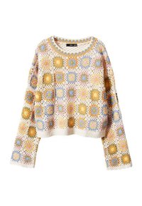 Crochet-paita, jossa on lyhennetty muotoilu ja värikkäitä neliökuvioita keltaisena, sinisenä ja vaaleanpunaisena valkoisella taustalla. Raitapaita.