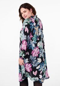 Zizzi MIT BLUMEN - Dnevna haljina - rose flower aop