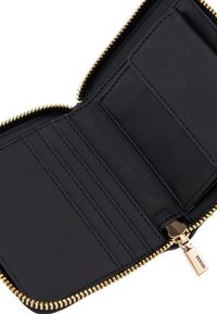 Intérieur de portefeuille en cuir noir avec fermeture éclair dorée. Comprend plusieurs emplacements pour cartes et une texture lisse. Design minimaliste sans motifs.